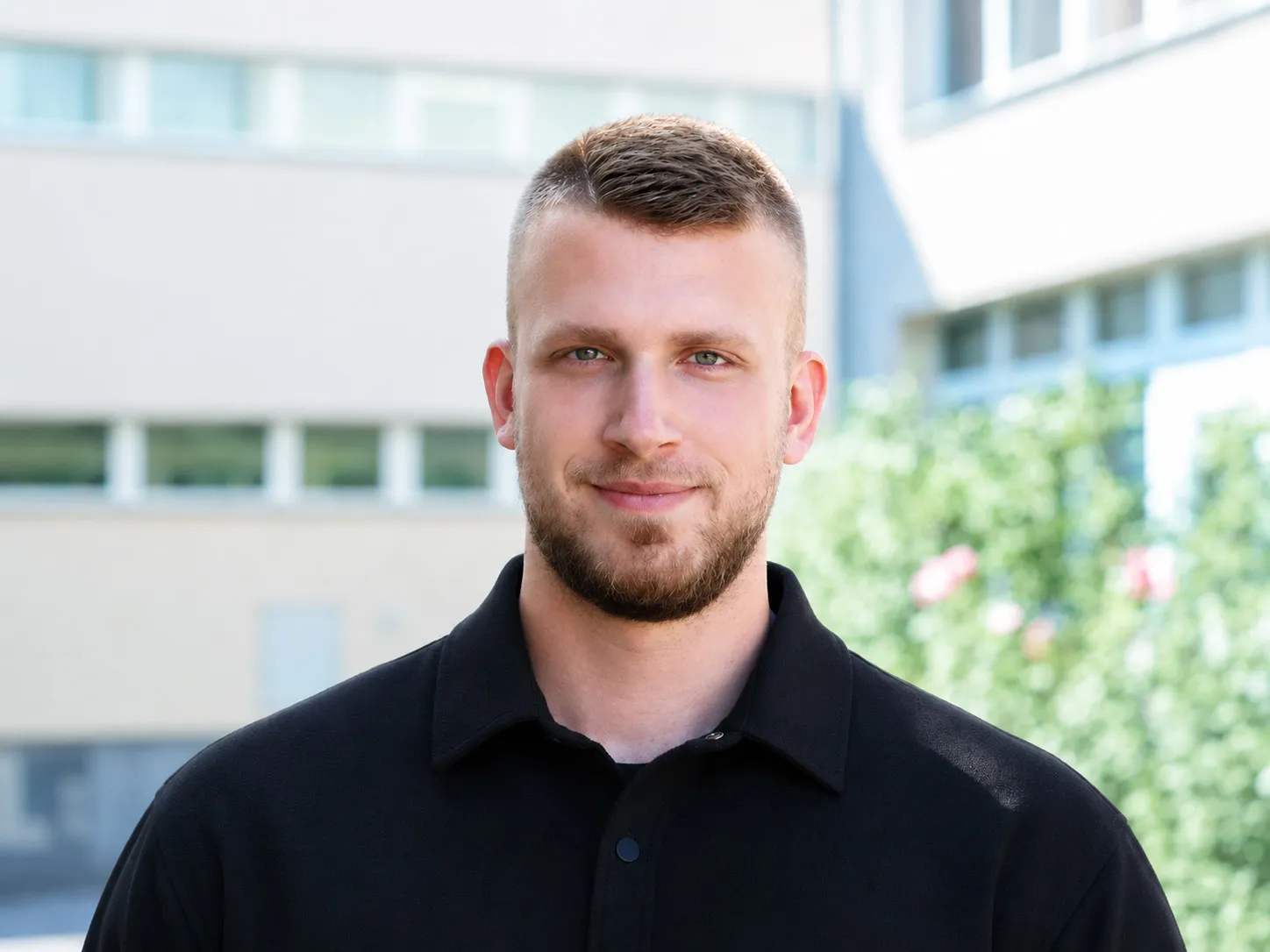 Porträtfoto von Max Schulz vor einem Gebäude
