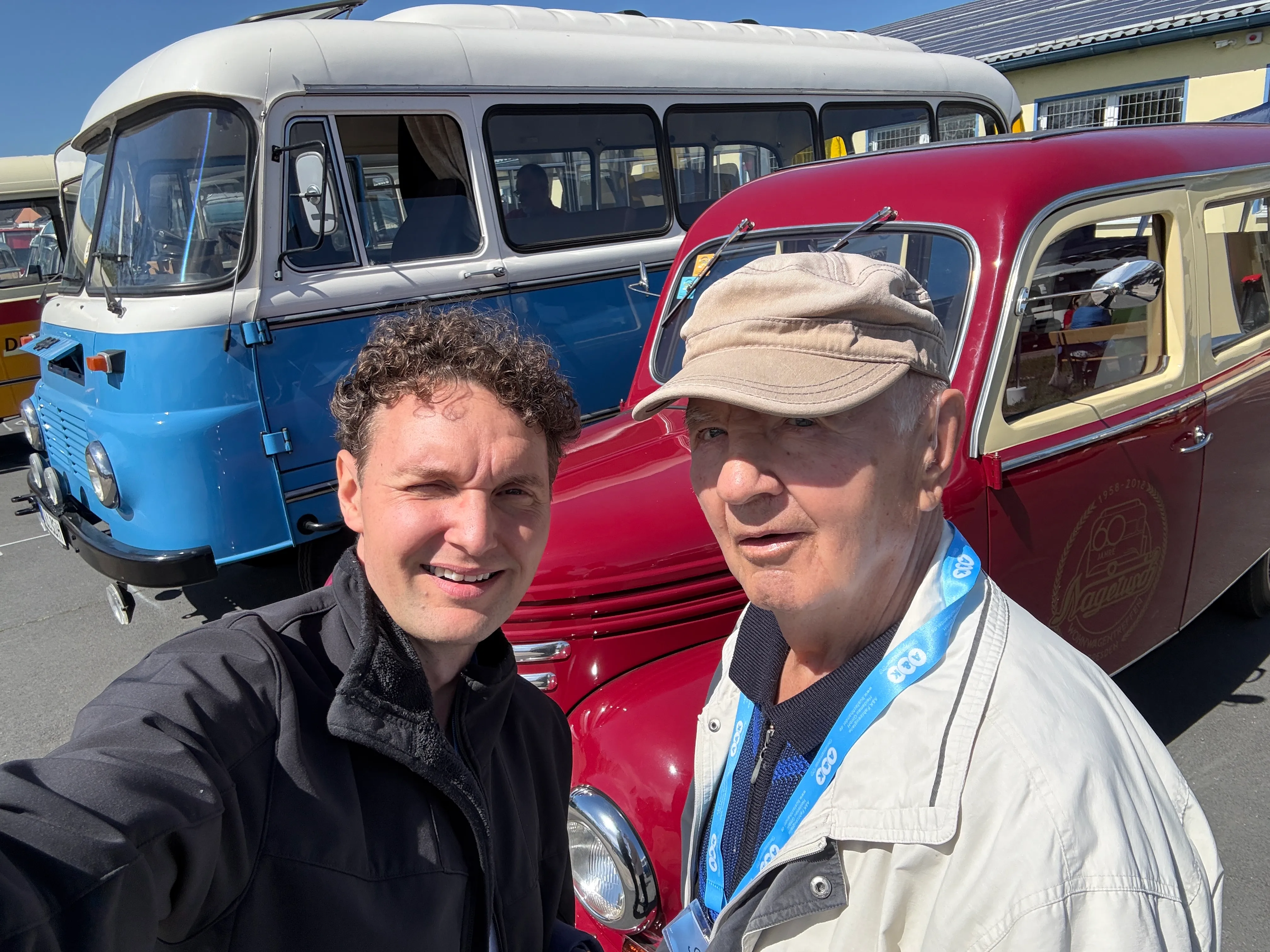 Foto vor Fahrzeugen mit Siegfried und Stephan Blumenthal