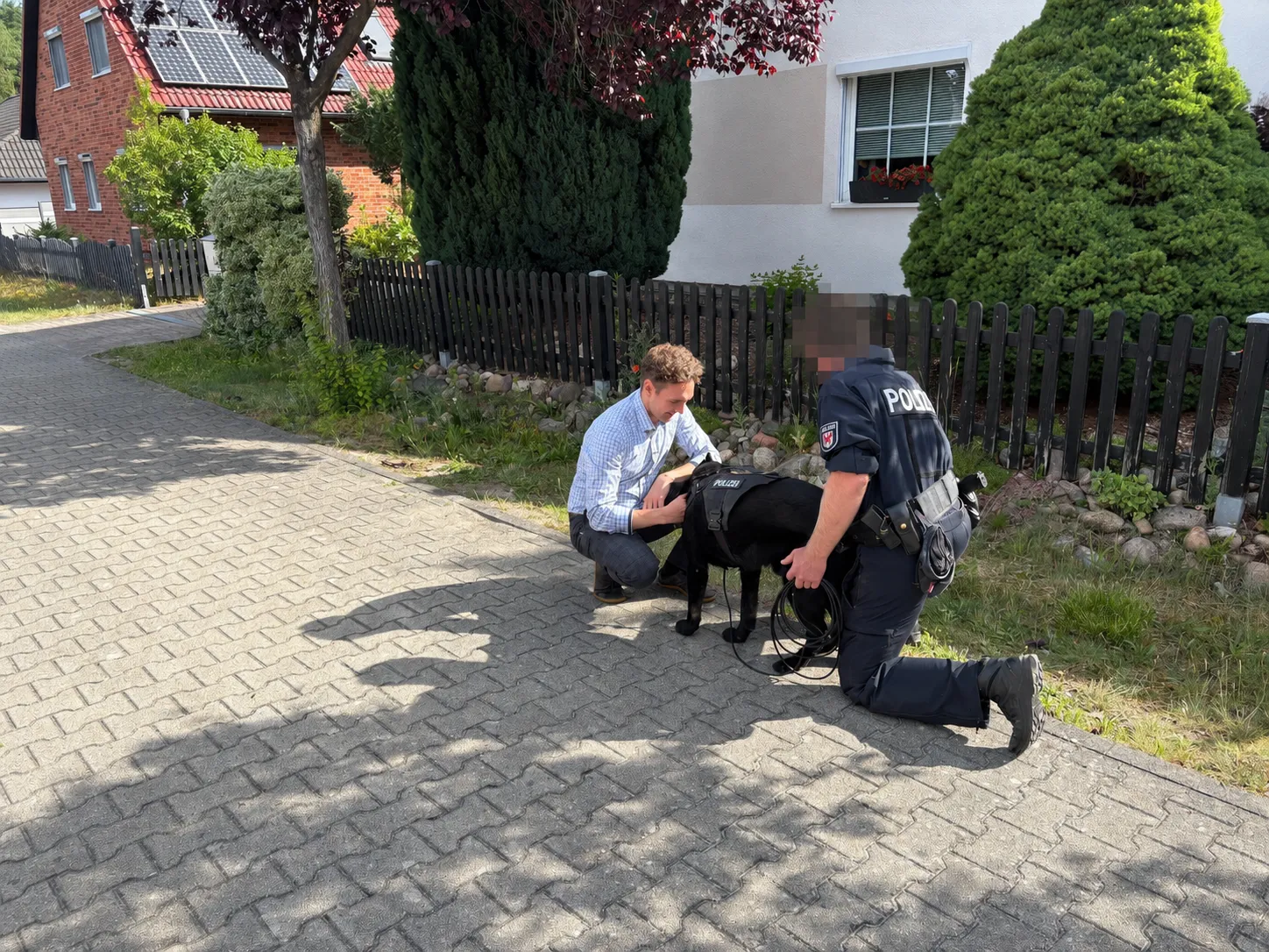 Stephan Blumenthal mit Polizist und Polizeihund