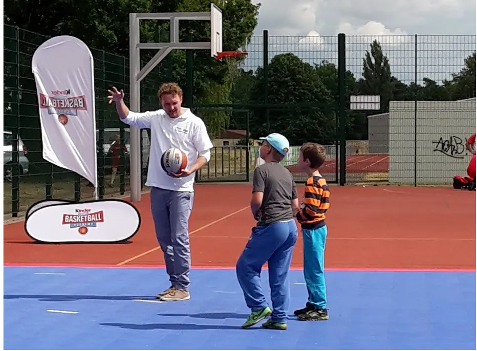 Stephan Blumenthal mit Basketball in der Sporthalle