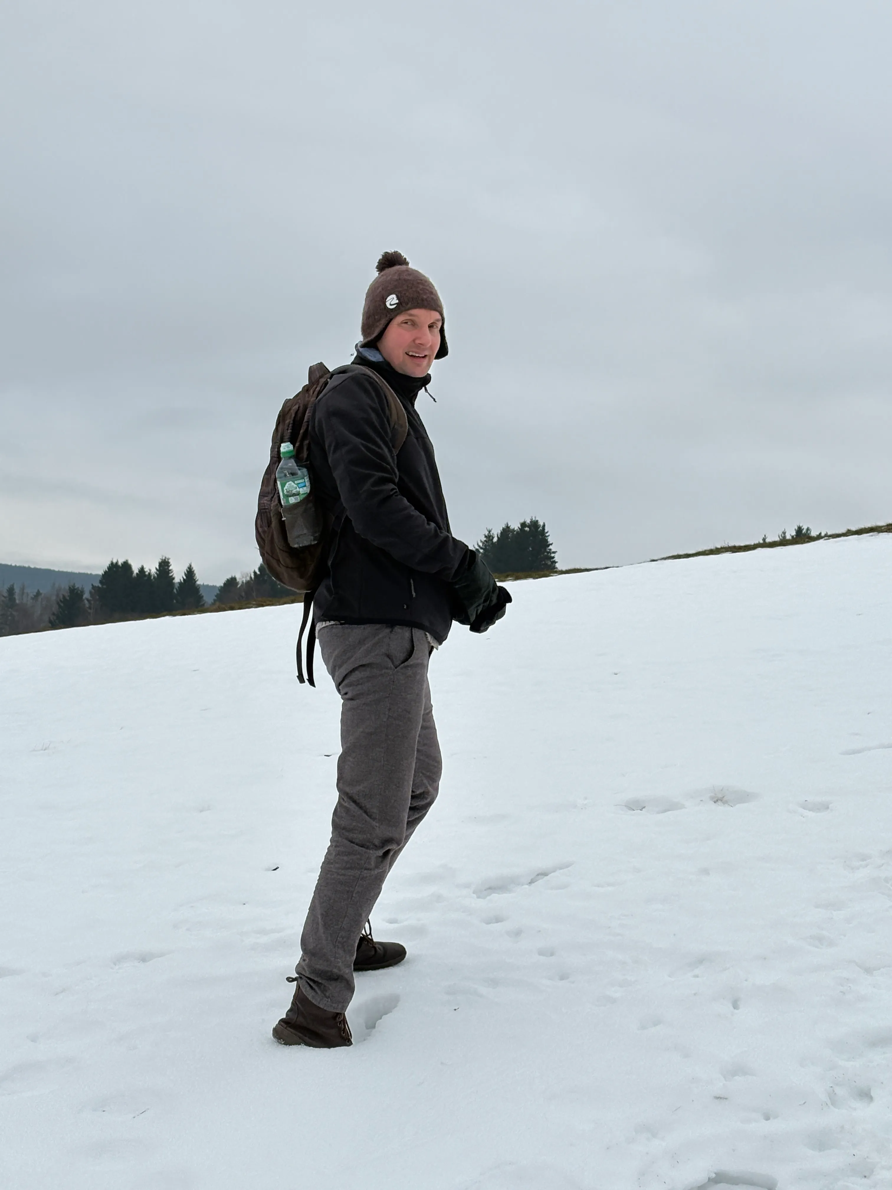 Stephan Blumenthal draußen bei Wind und Wetter, hier bei Schneetreiben beim Aufstieg auf einen Berg